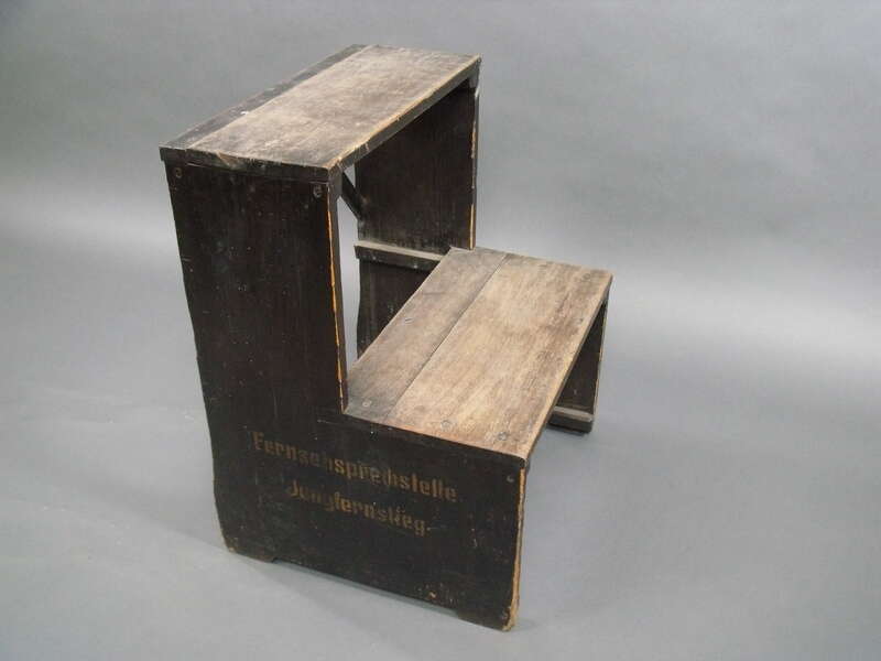 Holztritt aus der Fernsehsprechstelle im Postamt Am Jungfernstieg in Hamburg
