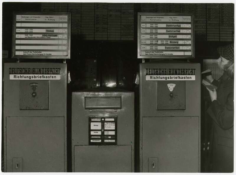 Fotografie. Richtungsbriefkasten der Deutschen Bundespost im Hamburger Hauptbahnhof