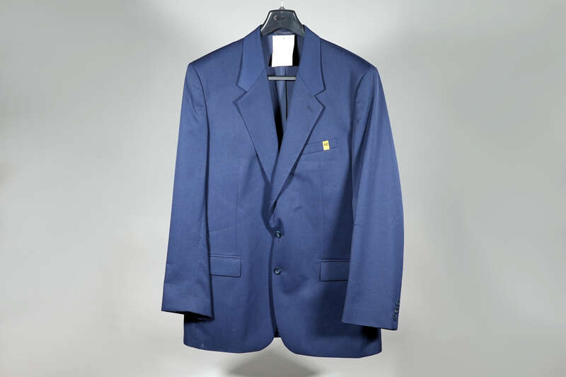 Unternehmensbekleidung, Anzug (Jacke und Hose) für Schaltermitarbeiter der Deutschen Post AG