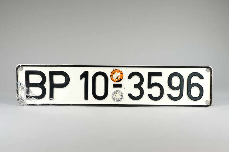 Autokennzeichen/ Nummernschild BP 10 - 3596 der Oberpostdirektion Stuttgart mit Spuren eines kleineren Unfalls