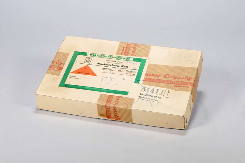 Päckchen, Karton vom Versandhaus Leipzig, geschickt nach Staßfurt als Wirtschafts-Postgut, Deutsche Post der DDR