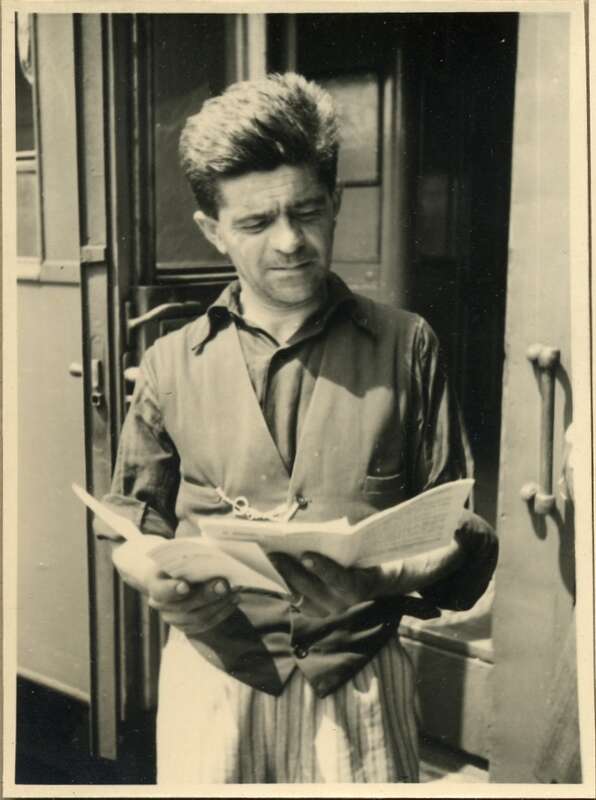 Fotografie Ankunft der italienischen Arbeiter, Portrait Arbeiter mit Schriftstück