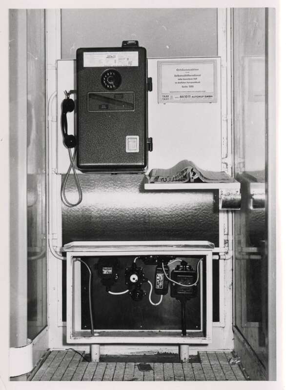 Fotografie, Innenansicht eines Fernsprechhäuschens der Deutschen Bundespost, Typ Fh 55, ausgestattet mit Münzfernsprecher OMü 56, in Friedrichsgabe