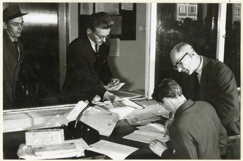 Fotografie, Postjungbote der Deutschen Bundespost bei der Ausbildung in der Enschreibstelle des Postamts Kiel 1