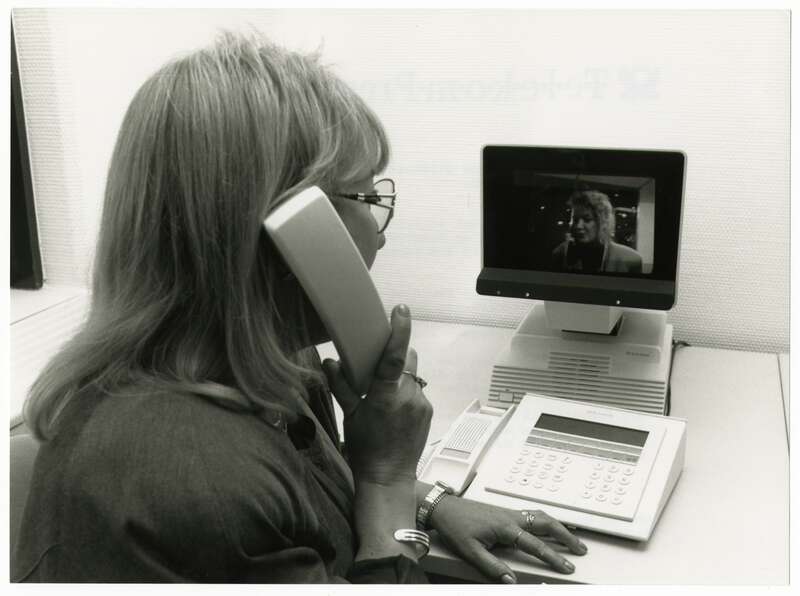 Fotografie. Frau bei Telefonieren mit einen ISDN-Bildtelefon der Deutschen Bundespost Telekom