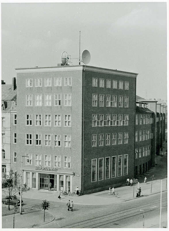 Fotografie. Außenansicht des Post- und Fernmeldeamts der Deutschen Bundespost in Kiel, Lessingplatz Ecke Knooper Weg