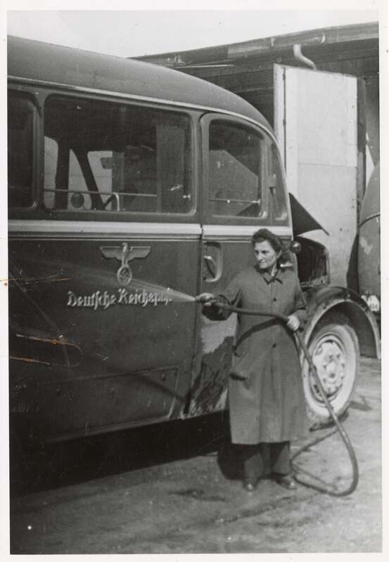 Fotografie, Mitarbeiterin der Deutschen Reichspost bei der Reinigung eines Postomnibusses während des 2.Weltriegs in der Kraftfahrstelle Steyr