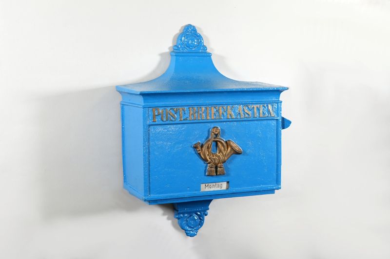 Briefkasten, Landbriefkasten der Kaiserlichen Reichspost, kleine Form, mit  Leerungsanzeiger-Schild Montag, vermutlich aus der Umgebung von Finsterwalde (Brandenburg)