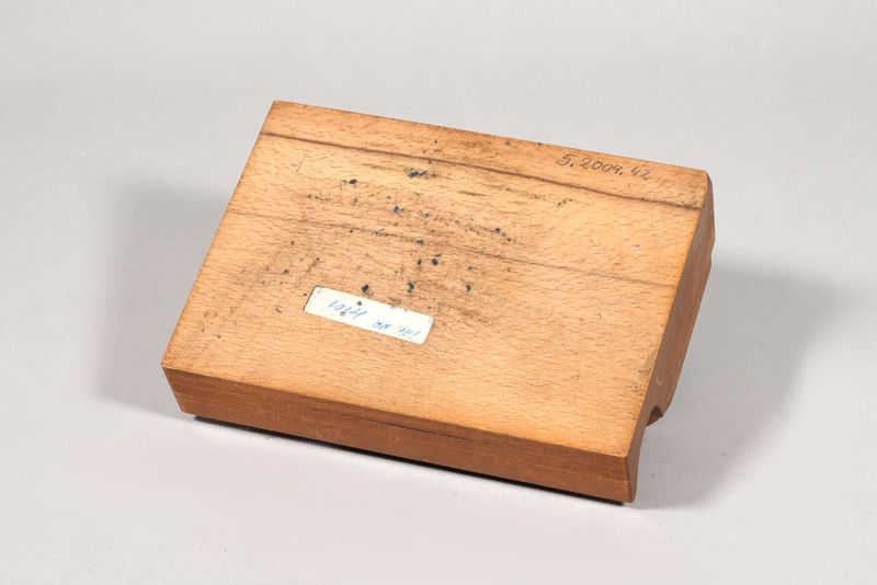 Schreibzeug aus Holz mit Tintenfass, verwendet beim Postamt Naila in Oberfranken (Bayern)