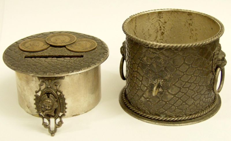 Spardose zum Drei-Kaiser-Jahr 1888 mit aufgesetzten Medaillen für Wilhelm I., Friedrich III. und Wilhelm II.
