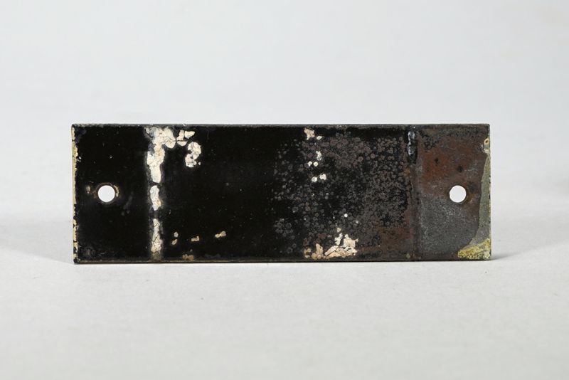 Schild Verteilt für Klappe von Postschließfachanlage der Kaiserlichen Reichspost aus dem Bereich der Oberpostdirektion Hamburg