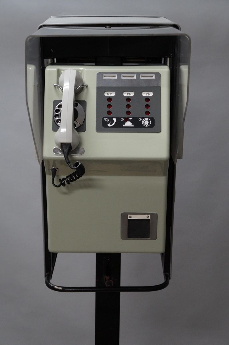 Telefonbox der Deutschen Post der DDR, mit zwei Münzfernsprechern 69