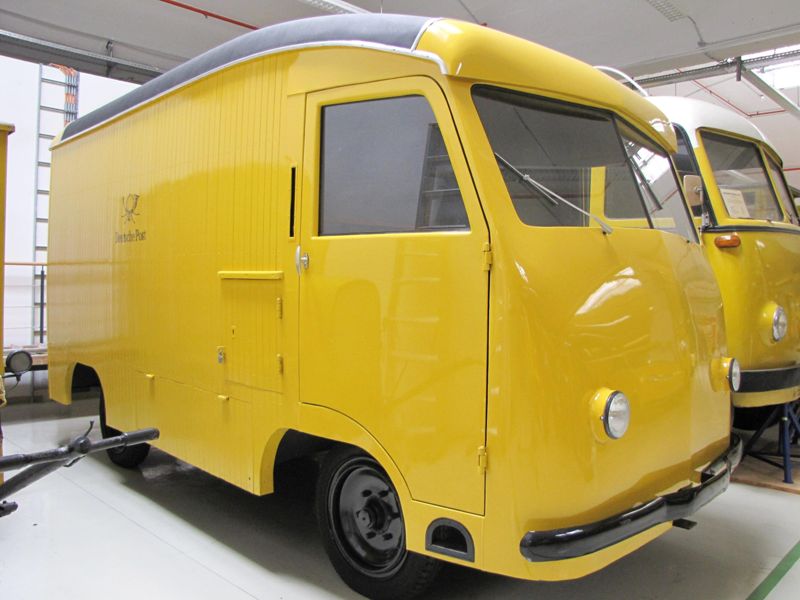 Elektrischer Kraftwagen EL 2500 der Deutschen Post der DDR für die Paketzustellung