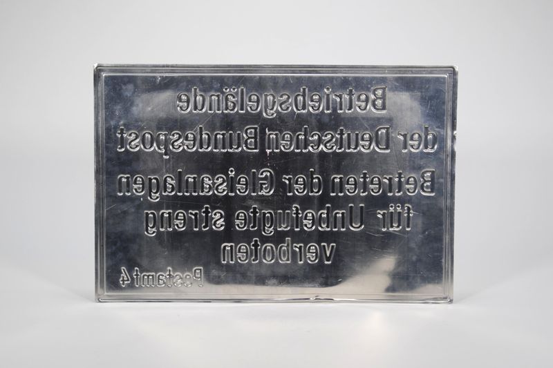 Schild, Betriebsgelände der Deutschen Bundespost, Betreten der Gleisanlagen für Unbefugte streng verboten, Postamt 4 vom Bahnpostamt Frankfurt/ Main