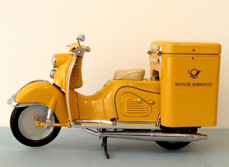 Modell eines Motorrollers der Deutschen Bundespost vom Typ Zündapp Bella 204 mit Kastenaufbau