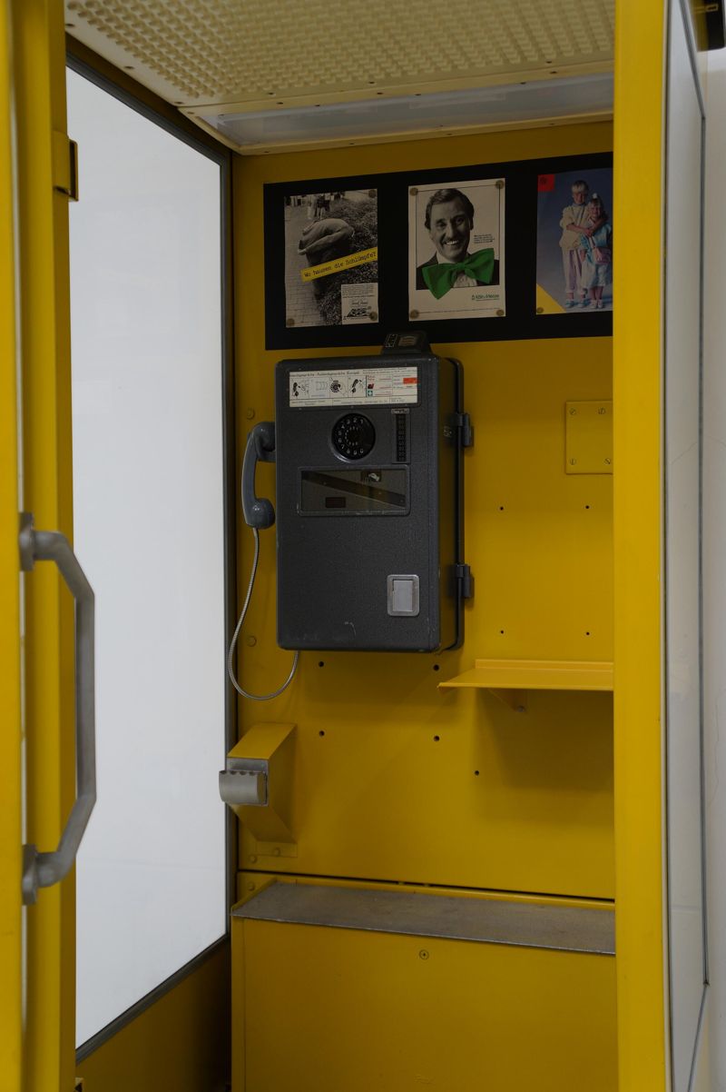 Telefonhäuschen, Fernsprechhäuschen 55 (FeH 55), mit Münzfernsprecher 57