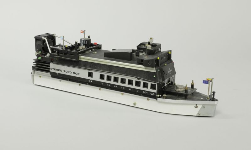 Modellschiff hergestellt aus Elektroschrott