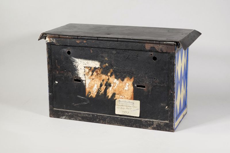 Briefkasten, Stadtbriefkasten aus Bayern mit Deckelklappe und Rautenmuster