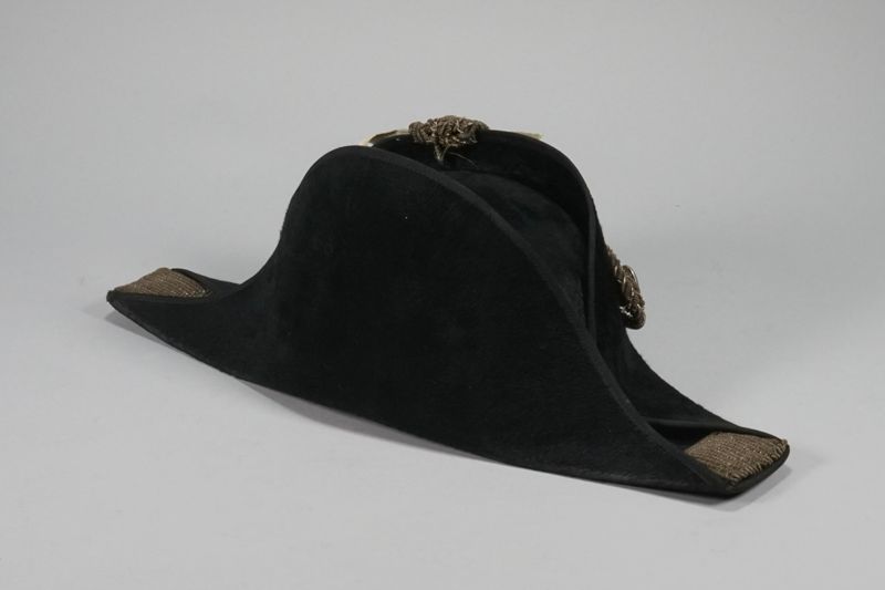 Uniform, Bayern, Zweispitz-Hut zur Galauniform von Postdirektor Strebel, mit weiß-blauer Kokarde und Wappenknopf