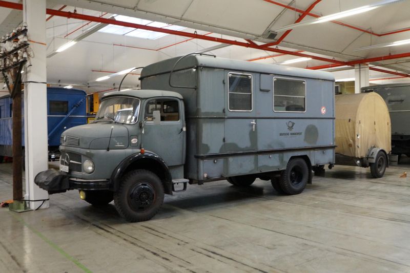 Endstellenwagen vom Typ Daimler-Benz LA 911 mit Verstärkeramt V 120