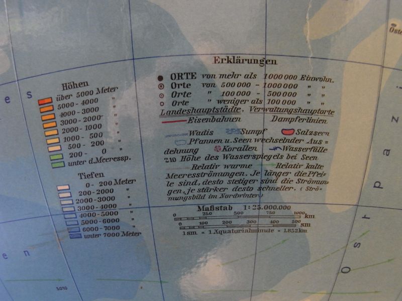 Physischer Erdglobus mit Eisenbahnrouten