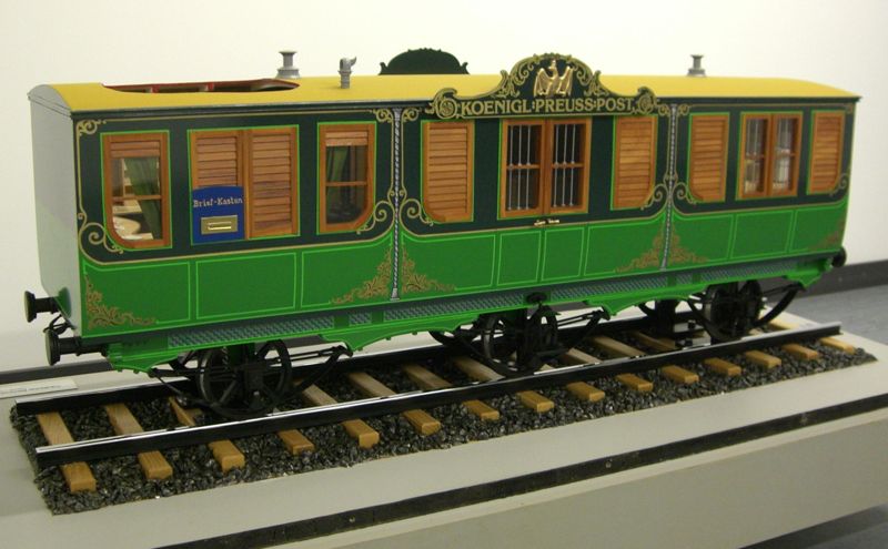 Modell eines dreiachsigen preußischen Bahnpostwagens