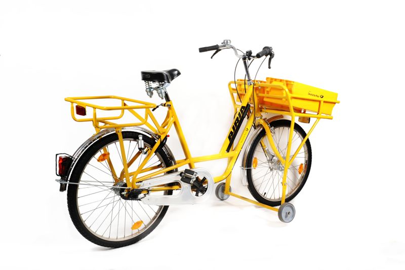 Fahrrad für Zusteller der Deutschen Post AG mit zwei Korbgepäckträgern und zwei Briefbehältern im Auslieferunsgzustand