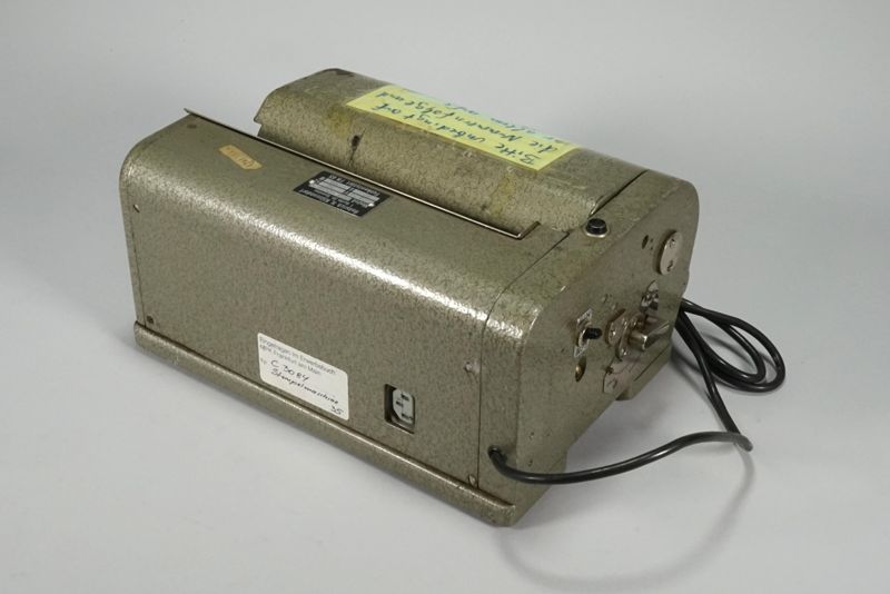 Stempelmaschine, Klüssendorf 240 B, elektrisch, für Postanweisungen und Zahlkarten, Ansatz an Buchungsmaschine, verwendet beim Postamt Frankfurt/ Main 60 der Deutschen Bundespost