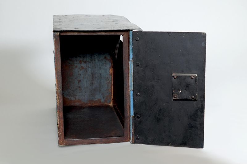 Briefkasten, Stadtbriefkasten aus Bayern mit Seitenklappe und Rautenmuster