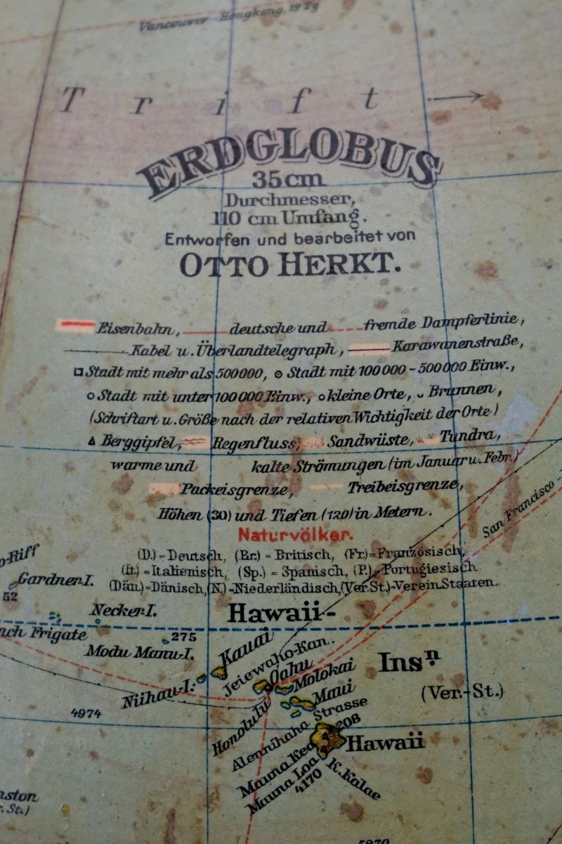 Physischer Erdglobus mit Eisenbahnlinien, Dampfschiffahrtslinien, Kabel- und Überleitungstelegraphenlinien, Karawanenstraßen, Naturvölkern und Kennzeichnung des internationalen Kolonialbesitzes