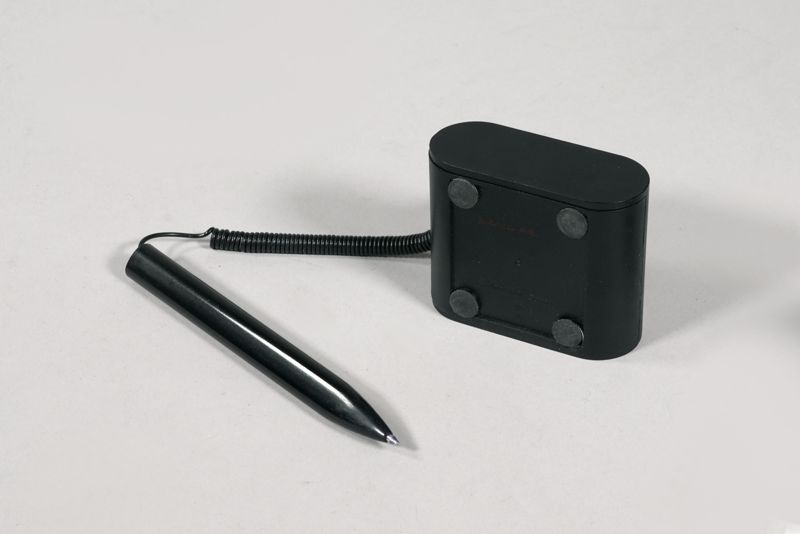 Stifthalter mit Kugelschreiber an Kette und Werbeaufschrift Hamburger Sparkasse