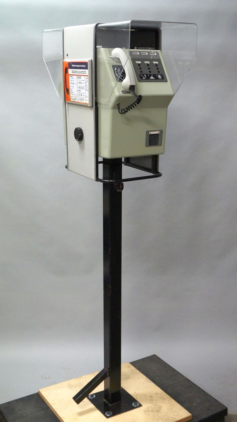 Telefonbox der Deutschen Post der DDR, mit zwei Münzfernsprechern 69