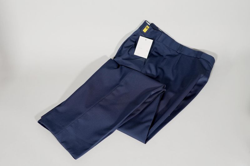 Unternehmensbekleidung, Anzug (Jacke und Hose) für Schaltermitarbeiter der Deutschen Post AG