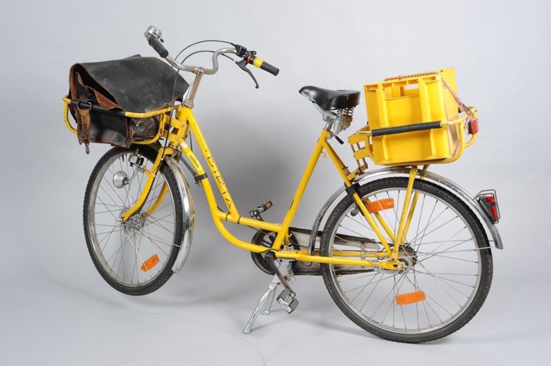 Damenfahrrad für Zusteller der Deutschen Post AG mit zwei Gepäckträgern, einer Postzustelltasche und einem Briefbehälter