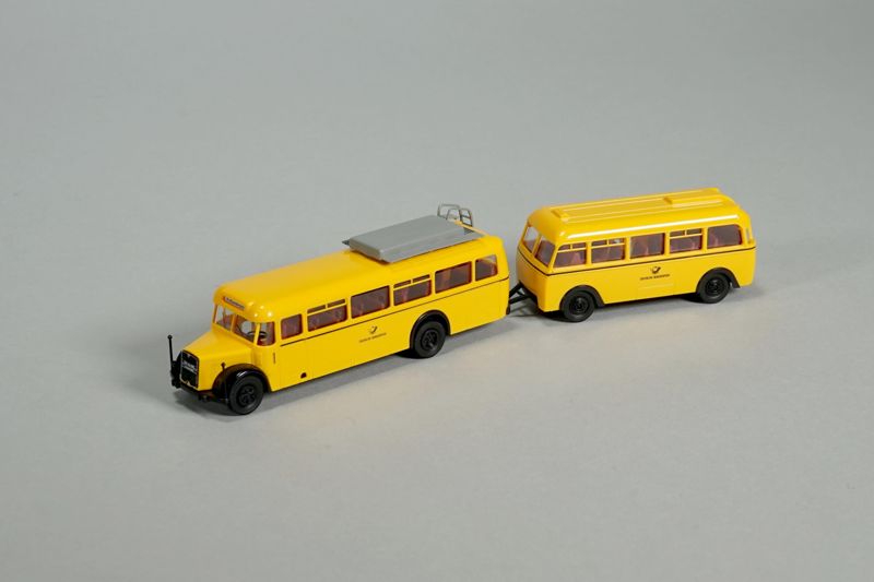 Spielzeug-Modell Postbus MAN MKN 630 mit Postbusanhänger Orion zusammen mit Sonderblatt 11281 mit Stempelabschlag und Briefmarken