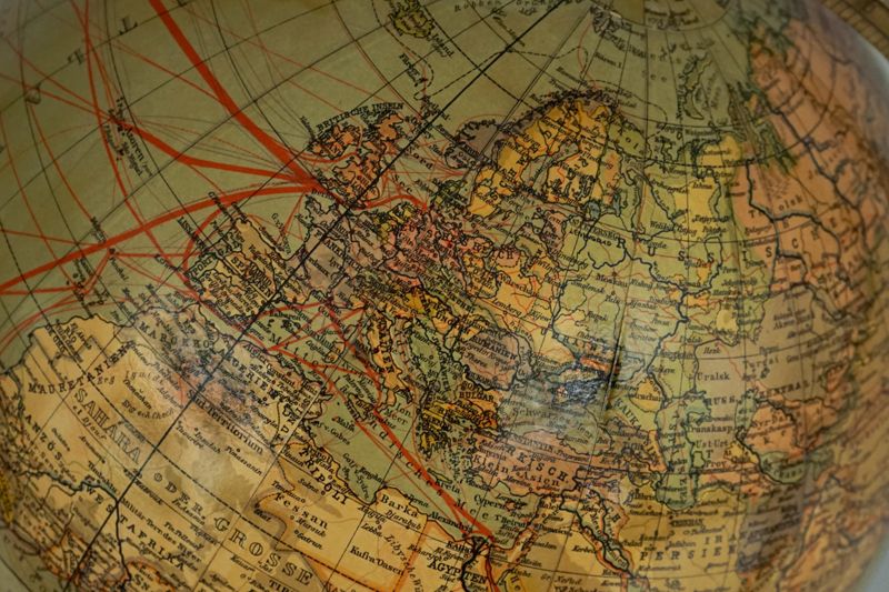 Erdglobus mit Hervorhebung der internationalen Verkehrswege und Staaten