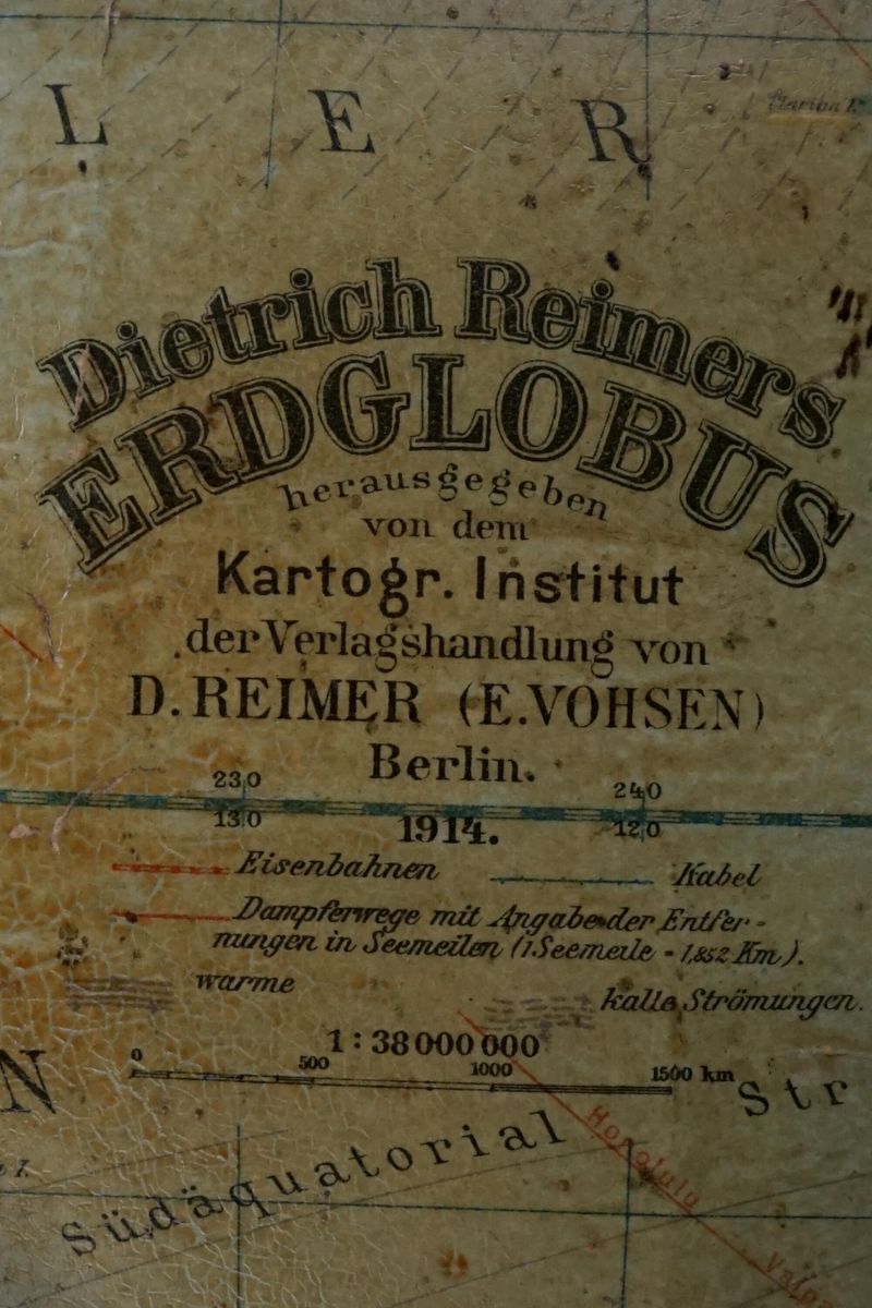 Physischer Erdglobus mit Ländergrenzen, Eisenbahnen, Kabeln (Seekabel), Dampfschifffahrtslinien und Meeresströmungen