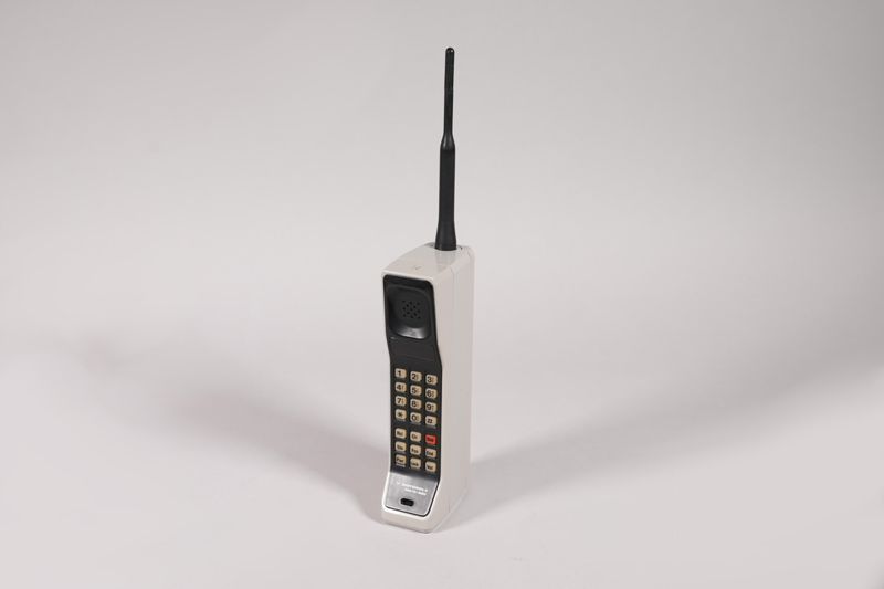 Mobiltelefon Motorola DynaTAC 8000X (US-Version) mit Tischladestation