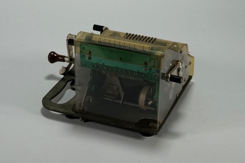 Rechenmaschine, Brunsviga 13 (?), mechanisch, Modell mit transparentem Kunststoffgehäuse
