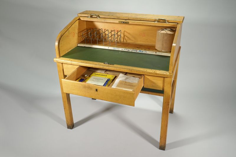 Tisch, Arbeitstisch mit Rolladen vom Postamt Berlin 44 (Neukölln), Karl-Marx-Straße 97-99, Deutsche Bundespost