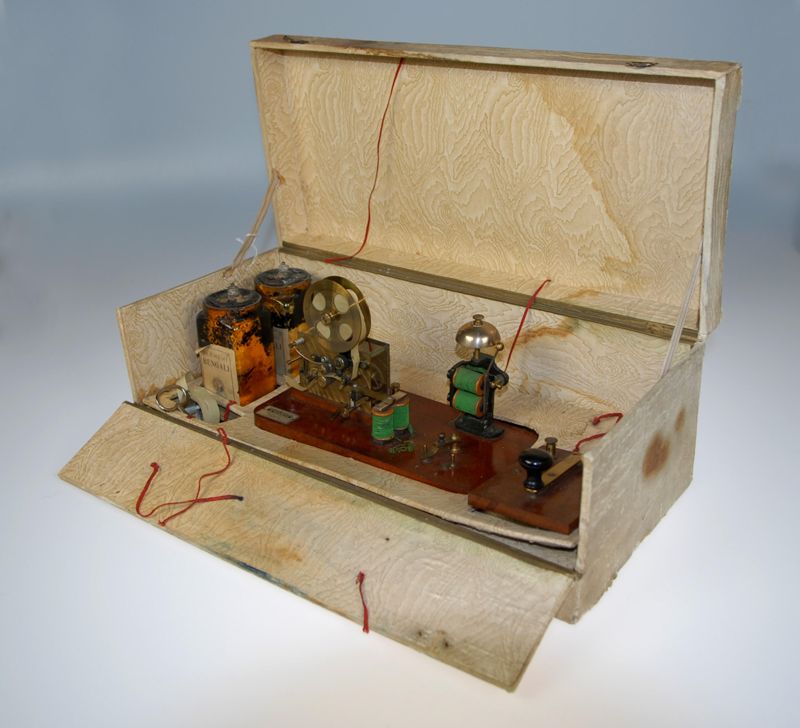 Spielzeugtelegrafenstation Télégraphe in Holzkiste mit Batterien