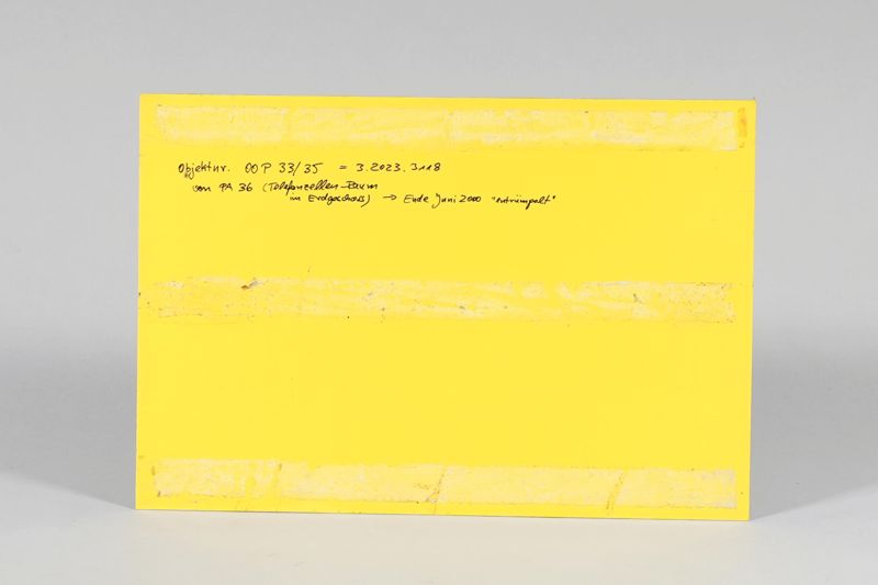 Schild, Dieses Postamt wird montags - freitags um 18.00 Uhr (...) geschlossen,  verwendet im Postamt Hamburg 36 (Stephansplatz 3) im Raum mit den Telefonzellen im Erdgeschoss