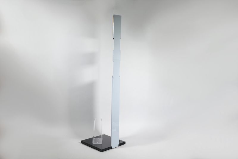 Abstandshalter/ Diskretionsstele für Warteschlange in der Schalterhalle mit Aufschrift Diskretion und eingeschobenem DHL-Werbeschild Für jeden Ablass das passende Packset