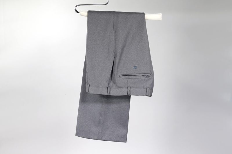 Jacke der Postmusik Stuttgart der Deutschen Bundespost mit Ärmelaufnäher PMV und grauer Hose