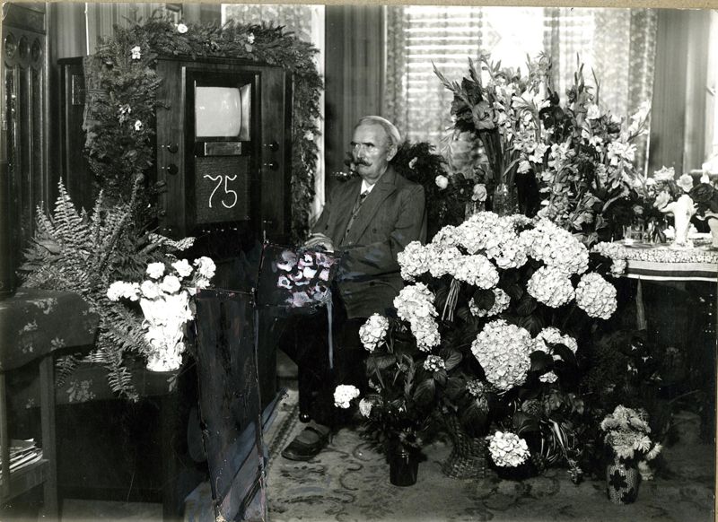 Fotografie, Paul Nipkow mit Telefunken Fernsehapparat Nr. 13 in seiner Wohnung in Berlin-Pankow, Parkstraße 12 A