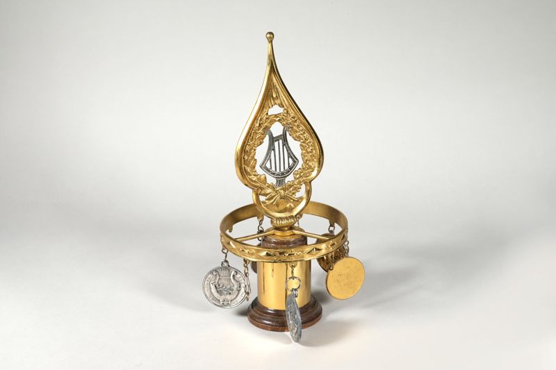 Fahnenstangenspitze mit Kranz/Bänderring und Medaillen, Gesangsverein, Baden-Württemberg, Deutsche Bundespost