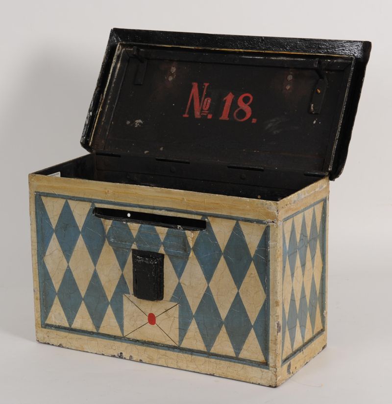 Briefkasten, Bayern, Stadtbriefkasten mit Deckelklappe und blau-weißem Rautenmuster