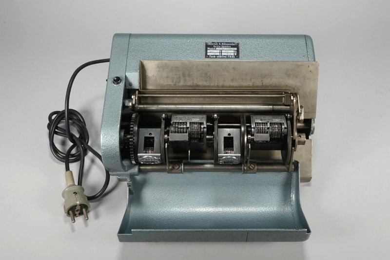 Stempelmaschine, Klüssendorf 240 B, für Postanweisungen und Zahlkarten, verwendet in Berlin Flughafen Tegel, Deutsche Bundespost