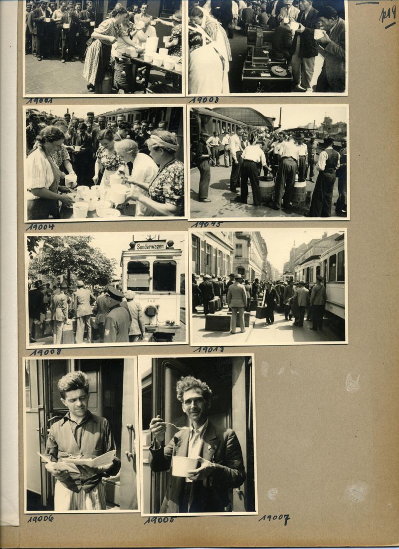 Fotografie Ankunft der italienischen Arbeiter, Portrait Arbeiter mit Schriftstück