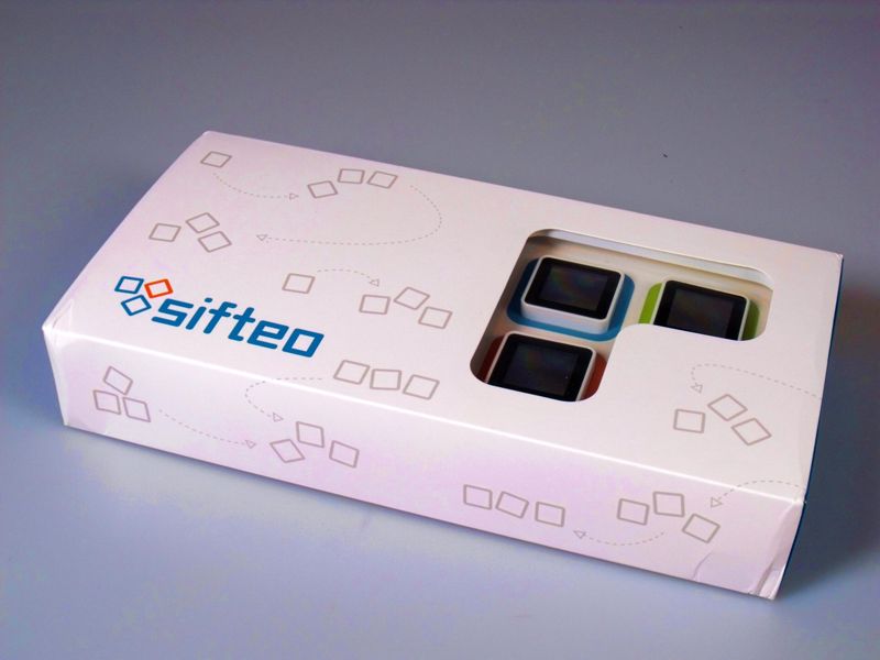 interaktives Gesellschaftspiel Sifteo Cubes mit drahtlos kommunizierenden Minicomputern als Spielsteinen